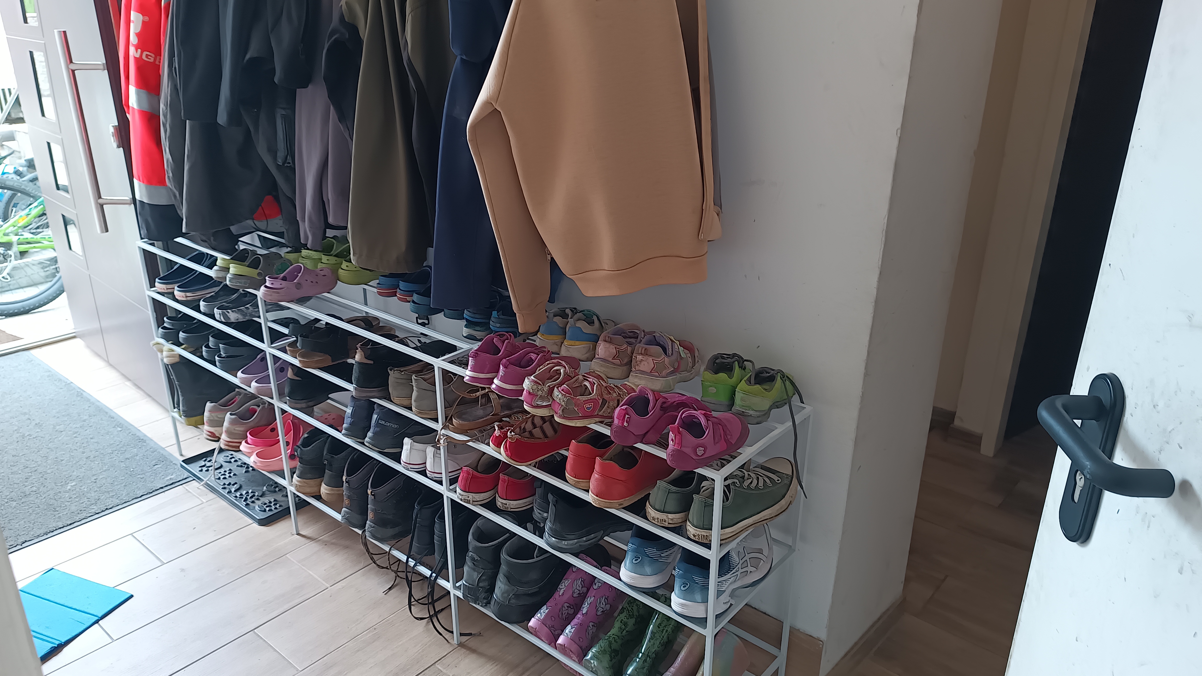 Schuhregal nach Maß für Familie im Eingangsbereich