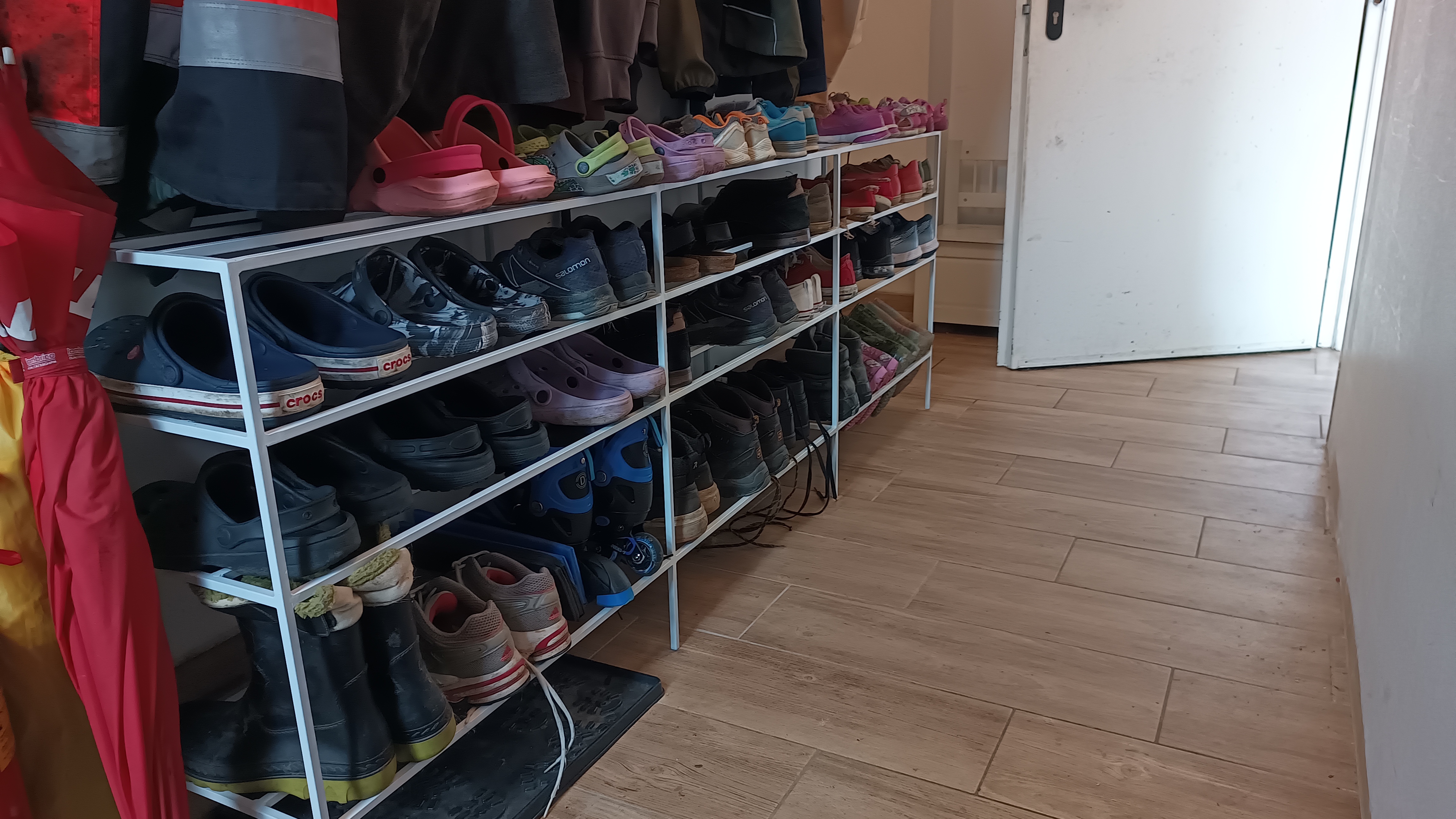Maßgefertigtes Schuhregal aus Metall für mehrere Personen