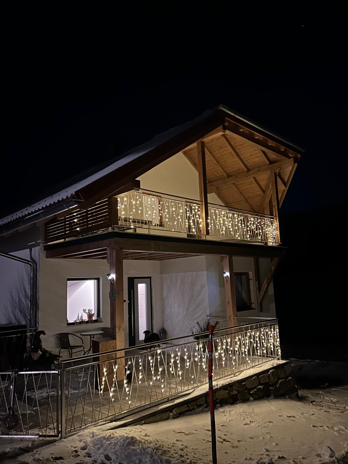 Designer Geländer aus Edelstahl mit Weihnachtsbeleuchtung